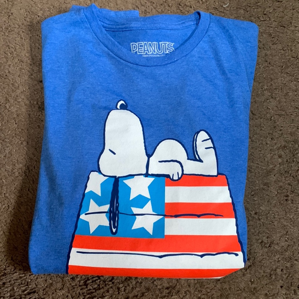 Snoopy t-shirt. Size M